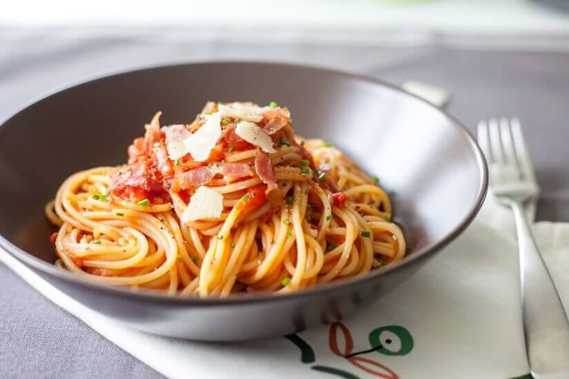 spaghetti in tomato sauce with bacon