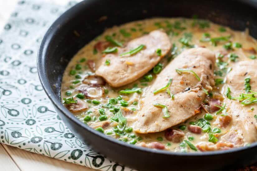 chicken with peas and bacon in creamy sauce