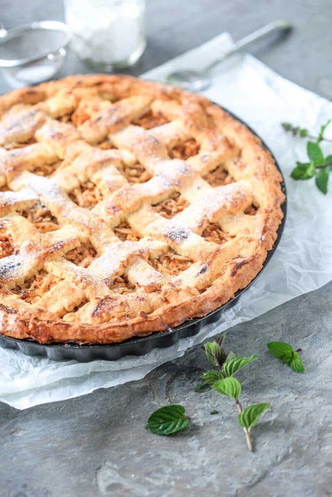 This Homemade Apple Pie is rustic and classic, just like grandma used to make it. Just like a good homemade pie is supposed to be. | www.vibrantplate.com