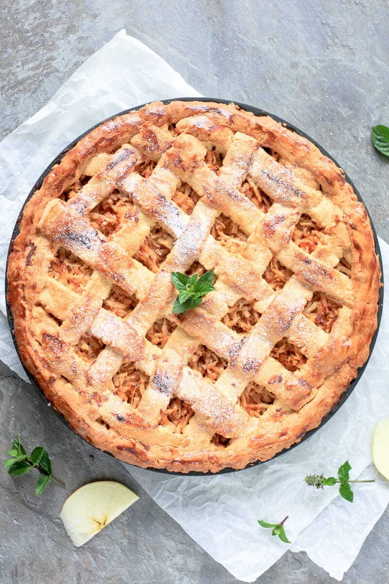 This Homemade Apple Pie is rustic and classic, just like grandma used to make it. Just like a good homemade pie is supposed to be. | www.vibrantplate.com