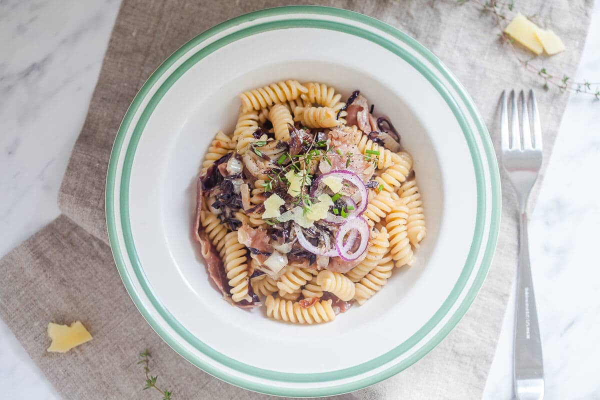 A seasonal dish made with just a few ingredients from the fridge. Pasta al prosciutto e radicchio is done in just 15 minutes!