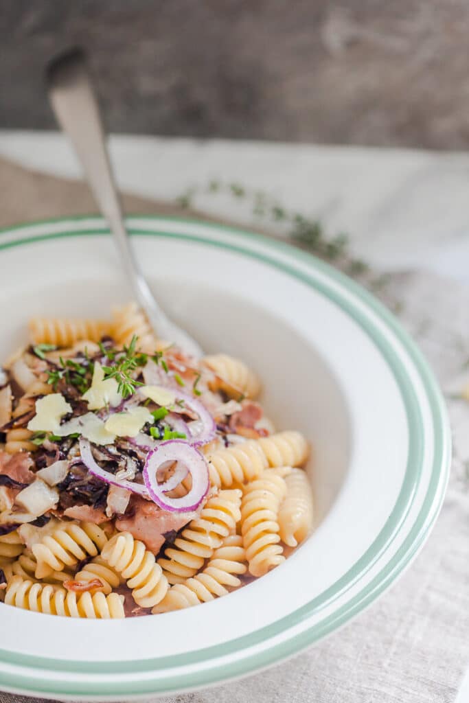 A seasonal dish made with just a few ingredients from the fridge. Pasta al prosciutto e radicchio is done in just 15 minutes!