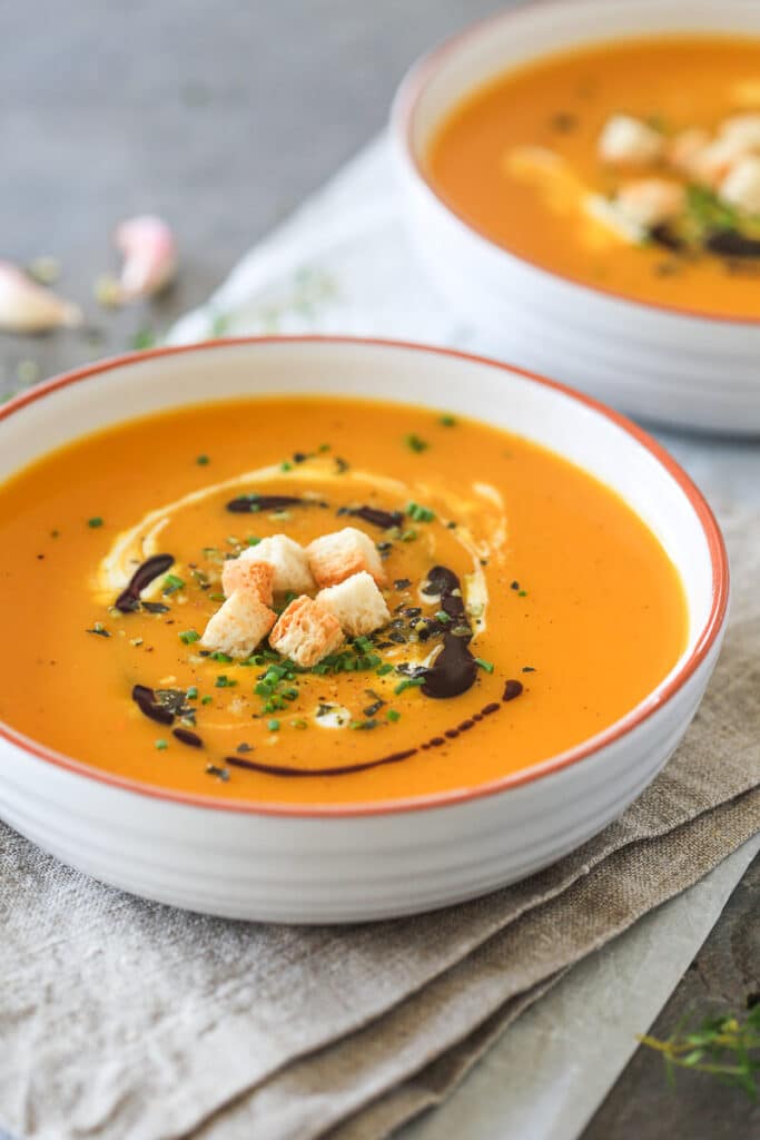 Nothing says Autumn more than a bowl of steamy & delicious pumpkin soup. Made from Red Kuri squash in just 15 minutes! | www.vibrantplate.com