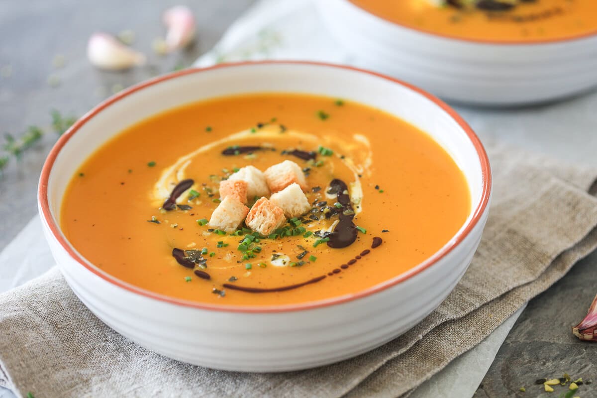 Nothing says Autumn more than a bowl of steamy & delicious pumpkin soup. Made from Red Kuri squash in just 15 minutes! | www.vibrantplate.com