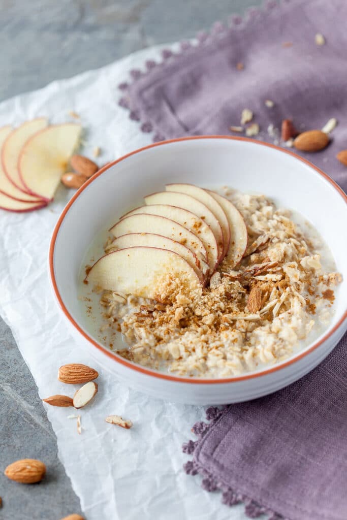 Sugar Free Apple & Crunchy Nuts Overnight Oatmeal - This delicious and healthy Sugar-Free Apple & Crunchy Nuts Overnight Oatmeal is the perfect start to a busy day! | www.vibrantplate.com