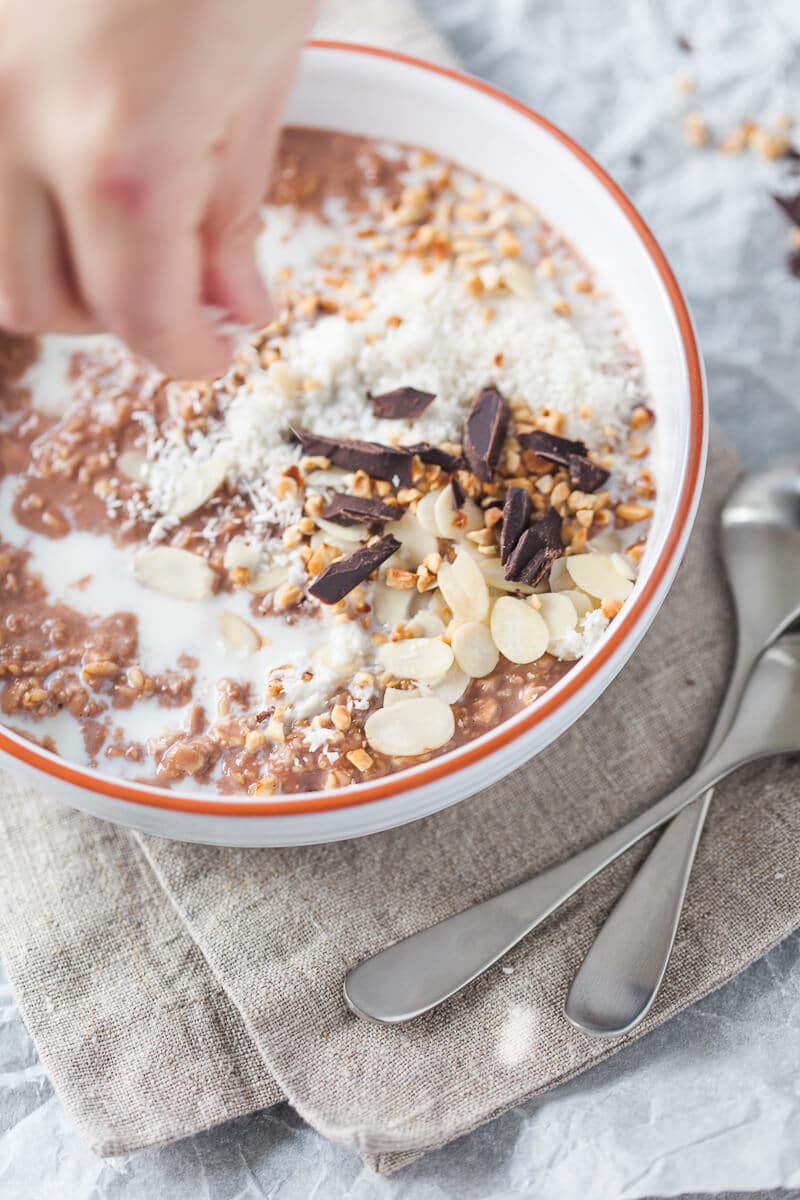 Guilt-free morning pleasure, this Sugar-free Choco-Coco Overnight Oats recipe is simply delicious. Gluten-free and healthy! | www.vibrantplate.com