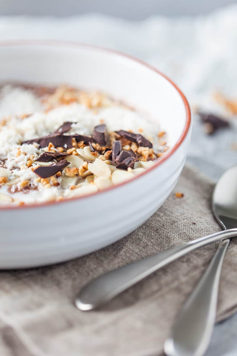 Guilt-free morning pleasure, this Sugar-free Choco-Coco Overnight Oats recipe is simply delicious. Gluten-free and healthy! | www.vibrantplate.com