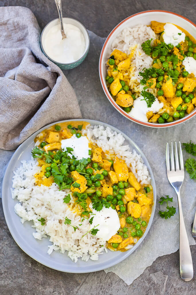 An Easy Chicken Curry is all you need on a gloomy winter day. Pair with plain fluffy rice and some sour cream for a perfect easy meal. | www.vibrantplate.com