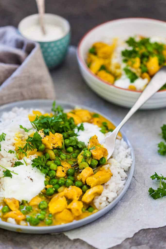 An Easy Chicken Curry is all you need on a gloomy winter day. Pair with plain fluffy rice and some sour cream for a perfect easy meal. | www.vibrantplate.com