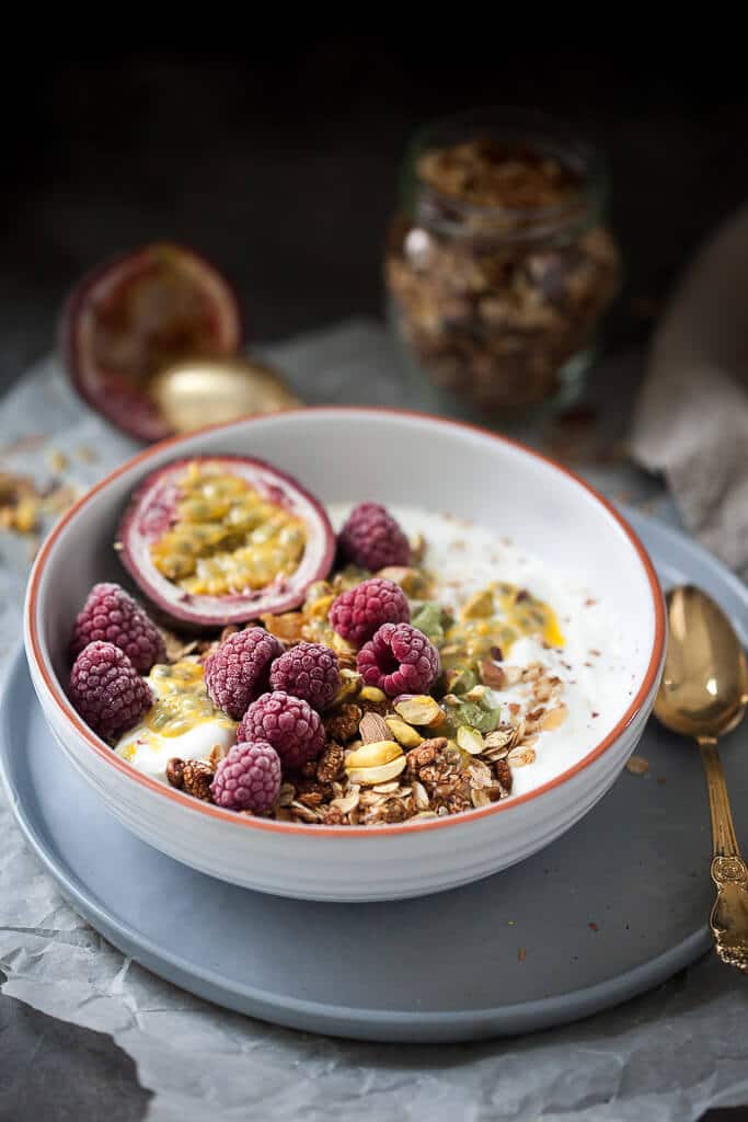 This Raspberry & Passion Fruit Greek Yogurt Granola is simply divine, plus it's fast & easy to make. Perfect breakfast choice! | www.vibrantplate.com