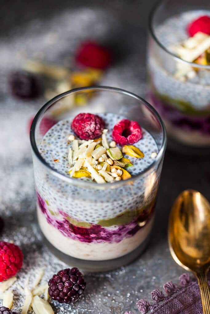 This Chia Pudding with Berries and Blended Oats is pure heaven. A gluten-free and vegan healthy breakfast choice for any day. | www.vibrantplate.com