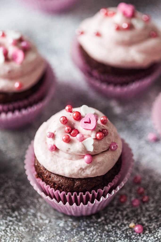 Surprise your loved one with these Easy Cacao Cupcakes with Strawberry Cream. Vegan base and a delicious strawberry cream! | www.vibrantplate.com