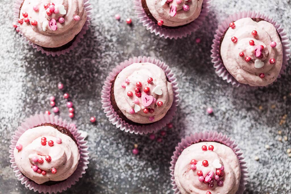 Surprise your loved one with these Easy Cacao Cupcakes with Strawberry Cream. Vegan base and a delicious strawberry cream! | www.vibrantplate.com