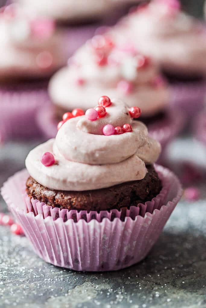 Surprise your loved one with these Easy Cacao Cupcakes with Strawberry Cream. Vegan base and a delicious strawberry cream! | www.vibrantplate.com