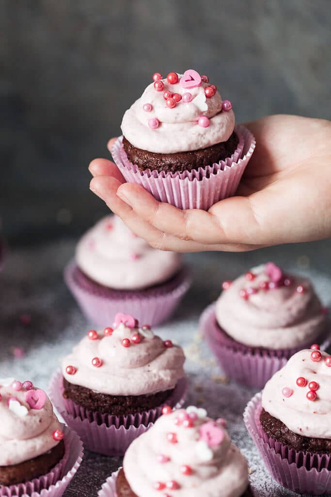 Surprise your loved one with these Easy Cacao Cupcakes with Strawberry Cream. Vegan base and a delicious strawberry cream! | www.vibrantplate.com