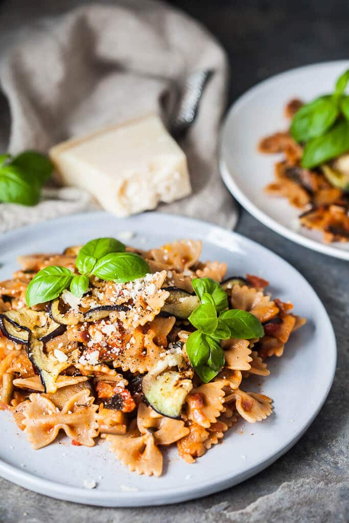 This Eggplant Pomodoro Pasta is an easy pasta recipe that takes little effort or time. Perfect for a midweek dinner! | www.vibrantplate.com