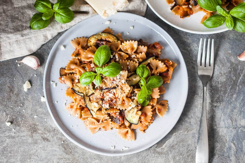 This Eggplant Pomodoro Pasta is an easy pasta recipe that takes little effort or time. Perfect for a midweek dinner! | www.vibrantplate.com