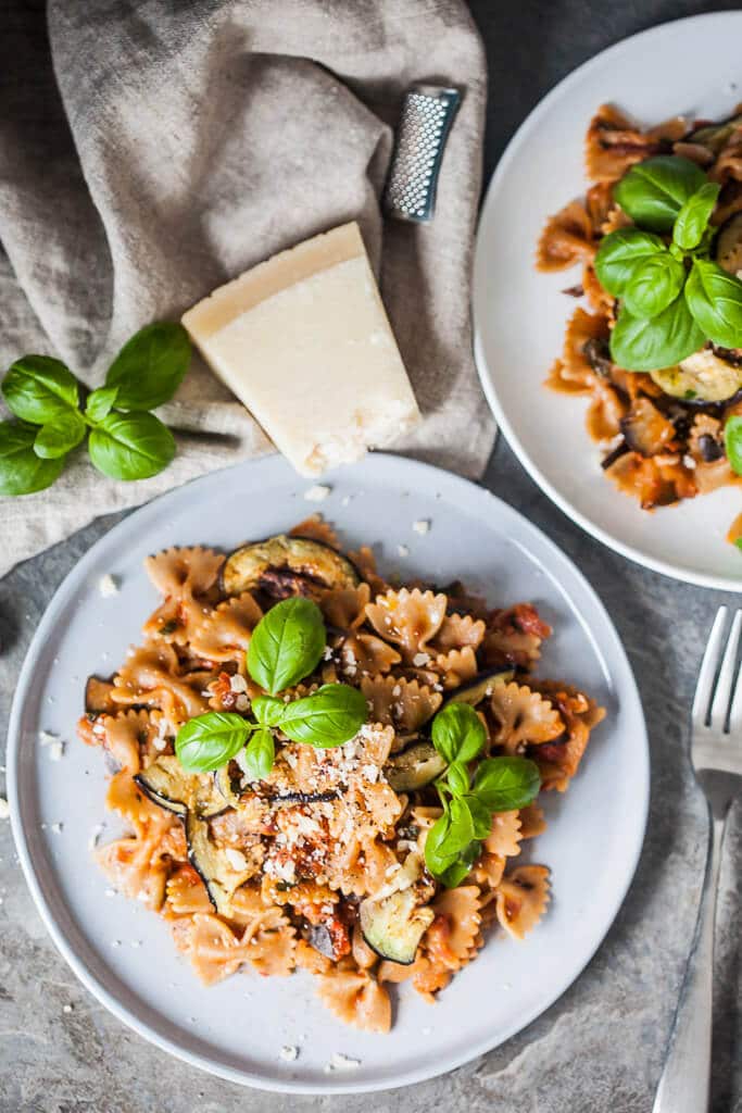 This Eggplant Pomodoro Pasta is an easy pasta recipe that takes little effort or time. Perfect for a midweek dinner! | www.vibrantplate.com