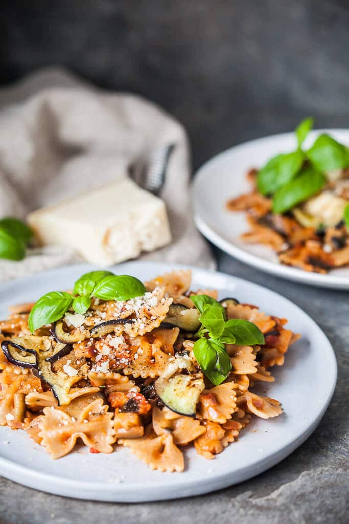 This Eggplant Pomodoro Pasta is an easy pasta recipe that takes little effort or time. Perfect for a midweek dinner! | www.vibrantplate.com