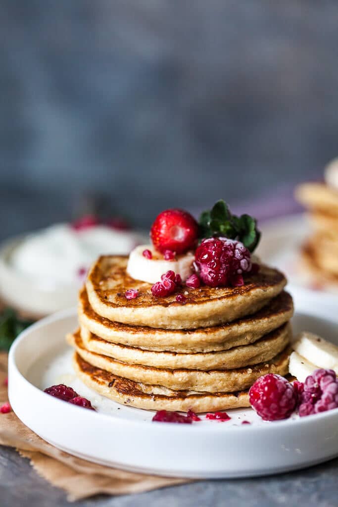 Banana Oats Blender Pancakes are healthy, gluten-free and you can make it straight in your blender! | www.vibrantplate.com