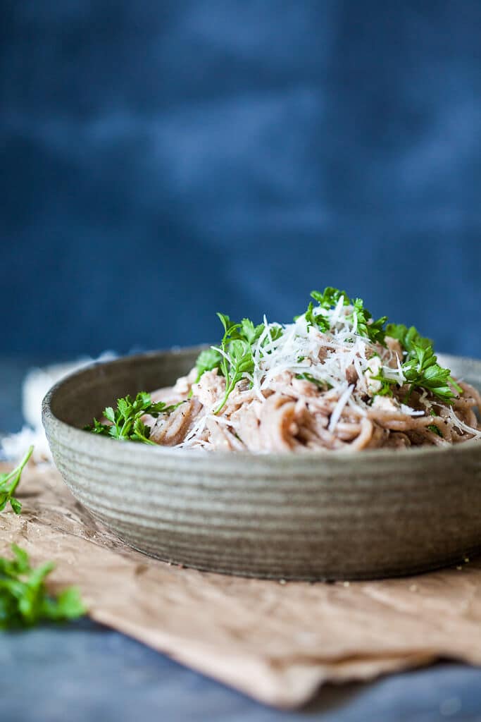 This Whole Grain Spaghetti al Tonno takes literally 10 minutes to make! | www.vibrantplate.com