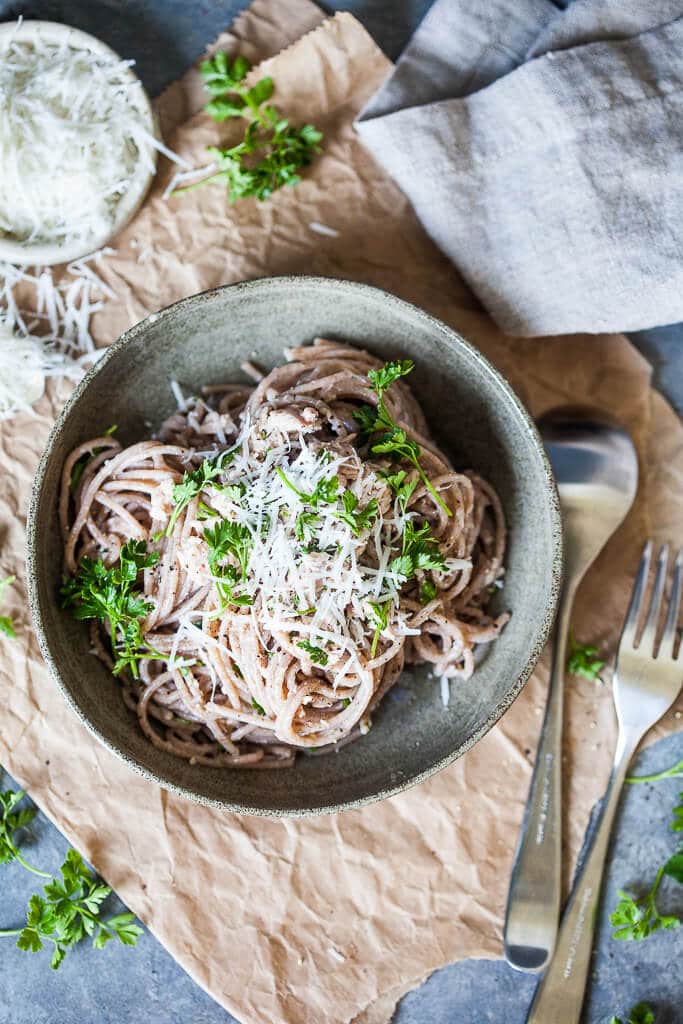 This Whole Grain Spaghetti al Tonno takes literally 10 minutes to make! | www.vibrantplate.com