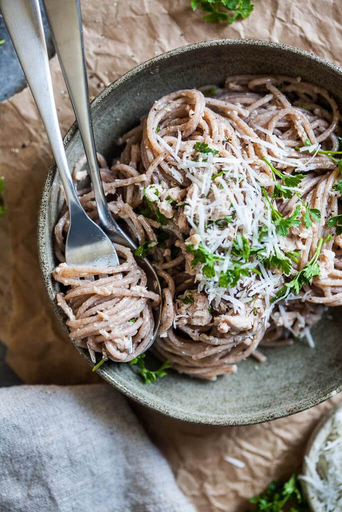 This Whole Grain Spaghetti al Tonno takes literally 10 minutes to make! | www.vibrantplate.com