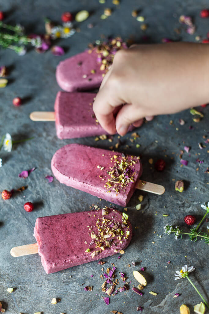 These Wild Strawberries Coconut Milk Popsicles are light, delicious and a real summer treat. Vegan and gluten-free! | www.vibrantplate.com