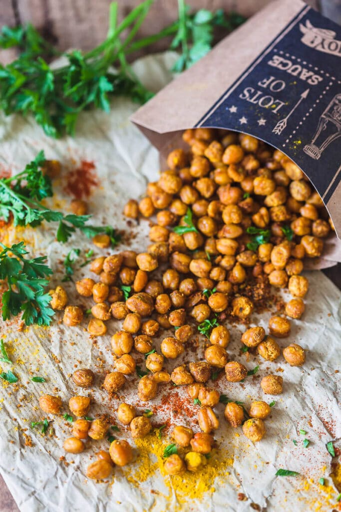 crispy turmeric roasted chickpeas {vegan}