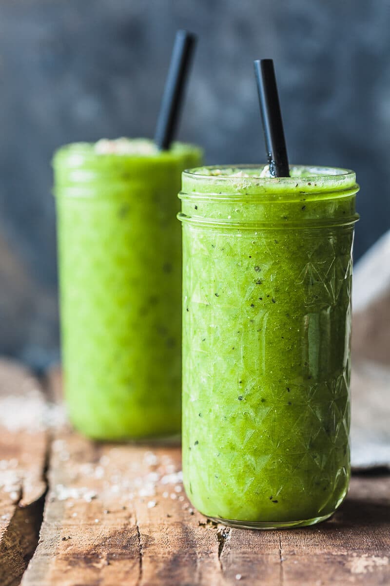 An amazing 4-ingredient Pineapple Spinach Green Smoothie to start your day right! Vegan & Gluten-Free, no banana, quick & easy! | Vibrant Plate