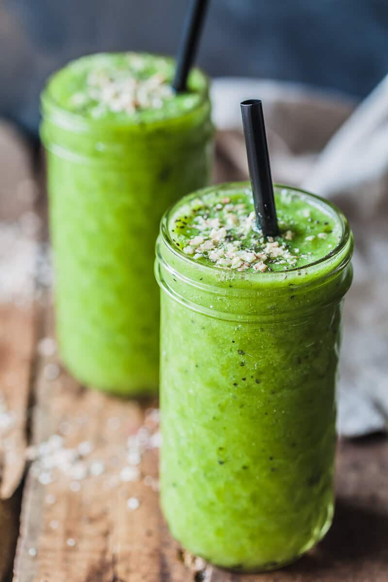 An amazing 4-ingredient Pineapple Spinach Green Smoothie to start your day right! Vegan & Gluten-Free, no banana, quick & easy! | Vibrant Plate