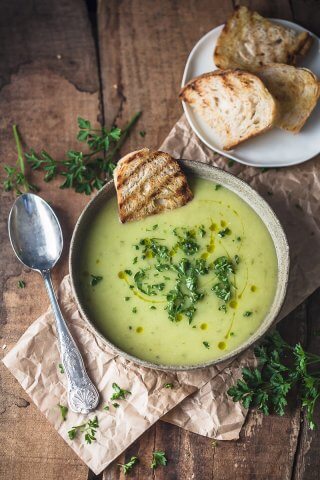 This Vegan Potato Leek Soup is creamy and filling, just the perfect soup for cold winter days! | Vibrant Plate
