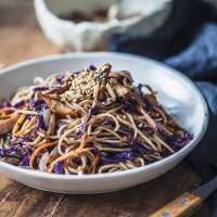 This Purple Cabbage Chicken Lo Mein is delicious and easy to make in just 15 minutes. Make a healthier version right at home! | Vibrant Plate