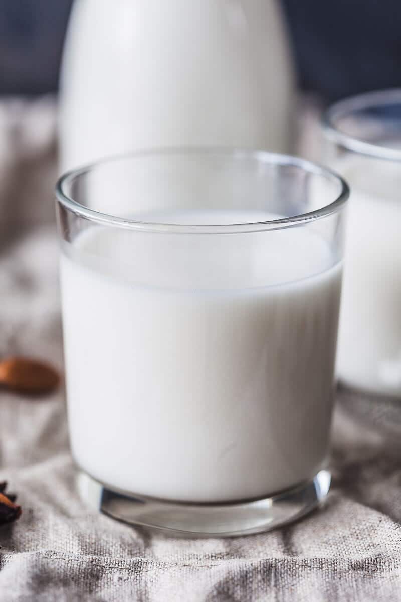 Homemade Almond Milk in just 5 minutes! This is a delicious Vegan & Gluten-Free plant-based milk and a great dairy-free alternative. | Vibrant Plate