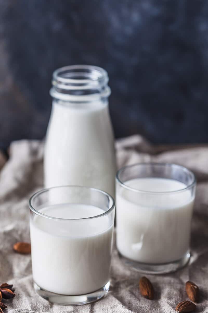 Homemade Almond Milk in just 5 minutes! This is a delicious Vegan & Gluten-Free plant-based milk and a great dairy-free alternative. | Vibrant Plate