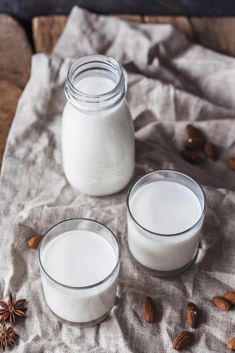 Homemade Almond Milk in just 5 minutes! This is a delicious Vegan & Gluten-Free plant-based milk and a great dairy-free alternative. | Vibrant Plate