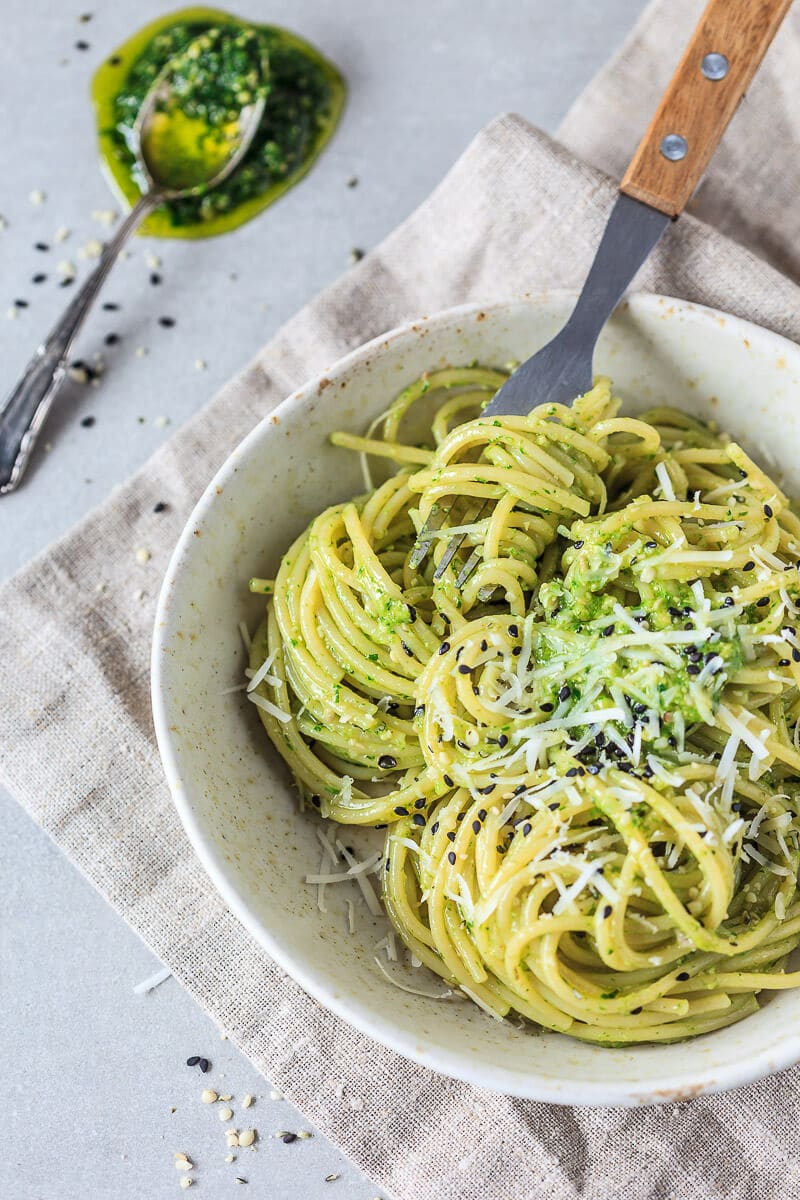 A real spring treat! This Wild Garlic Pesto Spaghetti is a quick vegan comfort meal, ready in just 15 minutes! | Vibrant Plate