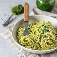 A real spring treat! This Wild Garlic Pesto Spaghetti is a quick vegan comfort meal, ready in just 15 minutes! | Vibrant Plate