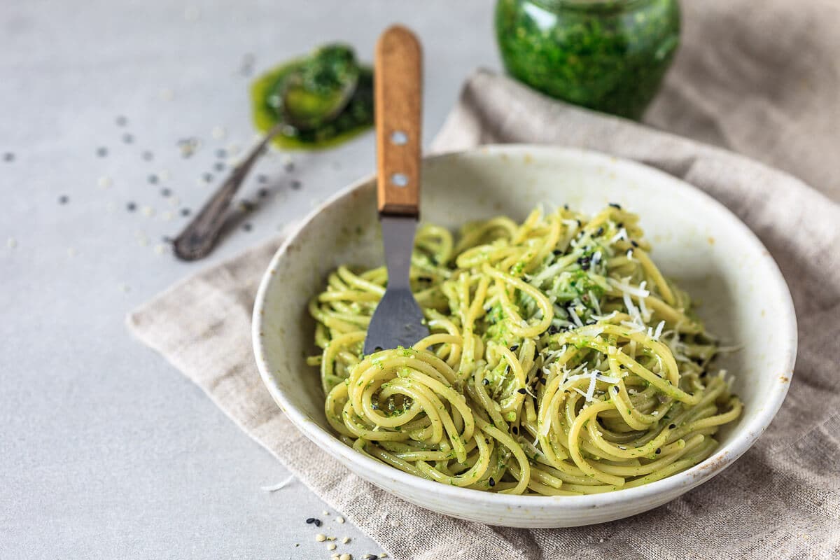 A real spring treat! This Wild Garlic Pesto Spaghetti is a quick vegan comfort meal, ready in just 15 minutes! | Vibrant Plate