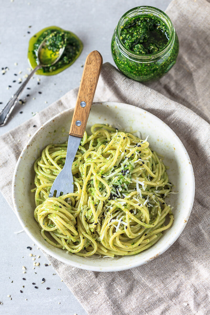 A real spring treat! This Wild Garlic Pesto Spaghetti is a quick vegan comfort meal, ready in just 15 minutes! | Vibrant Plate