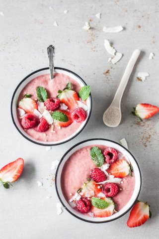 This colorful Banana Raspberry Smoothie Bowl is a vibrant vegan & gluten-free shot of vitamins! | Vibrant Plate
