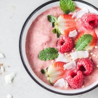 This colorful Banana Raspberry Smoothie Bowl is a vibrant vegan & gluten-free shot of vitamins! | Vibrant Plate