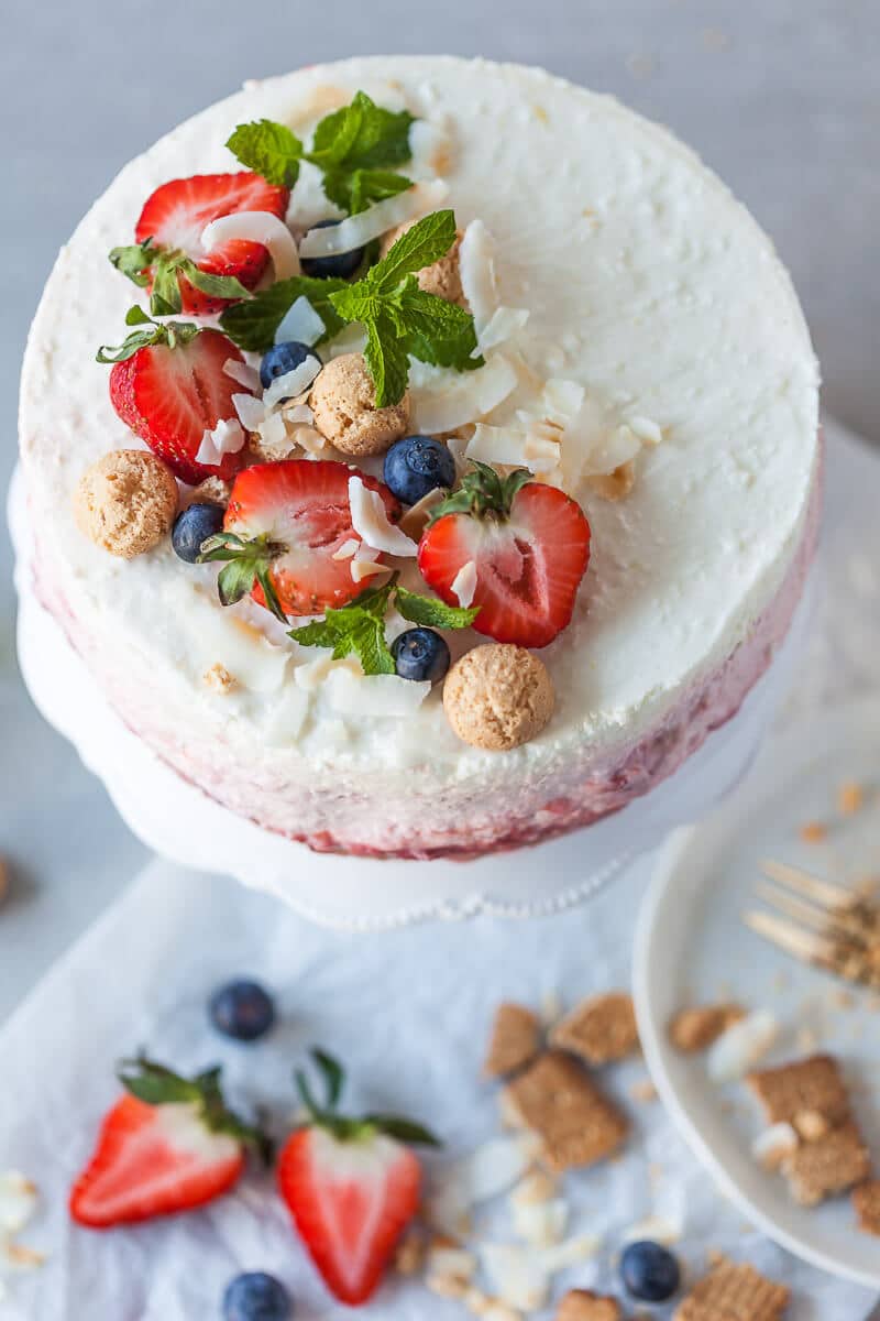 This No Bake Strawberry Cheesecake is the perfect dessert for hot summer days. A light and delicious treat! | Vibrant Plate
