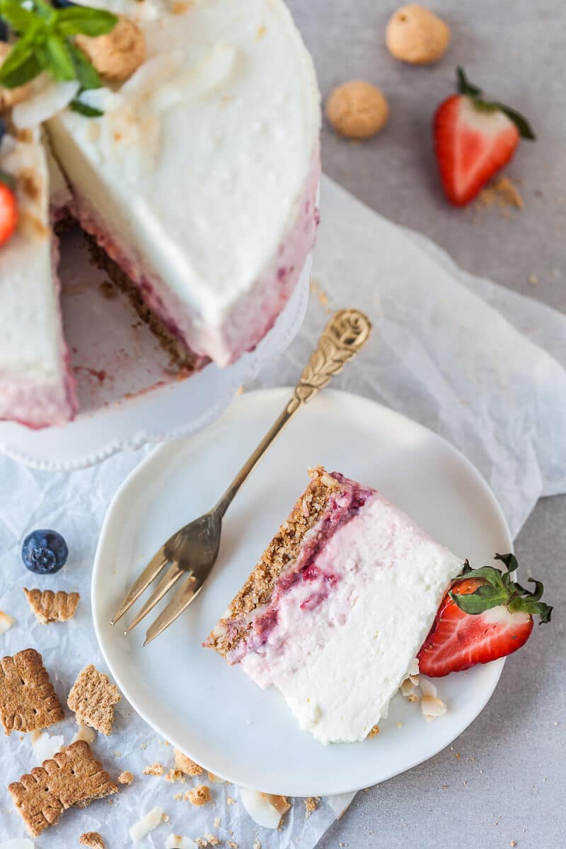 This No Bake Strawberry Cheesecake is the perfect dessert for hot summer days. A light and delicious treat! | Vibrant Plate