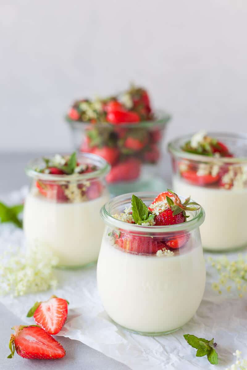 This Elderflower Panna Cotta topped with macerated Strawberries is an easy and quick dessert for your Sunday Lunch! | Vibrant Plate