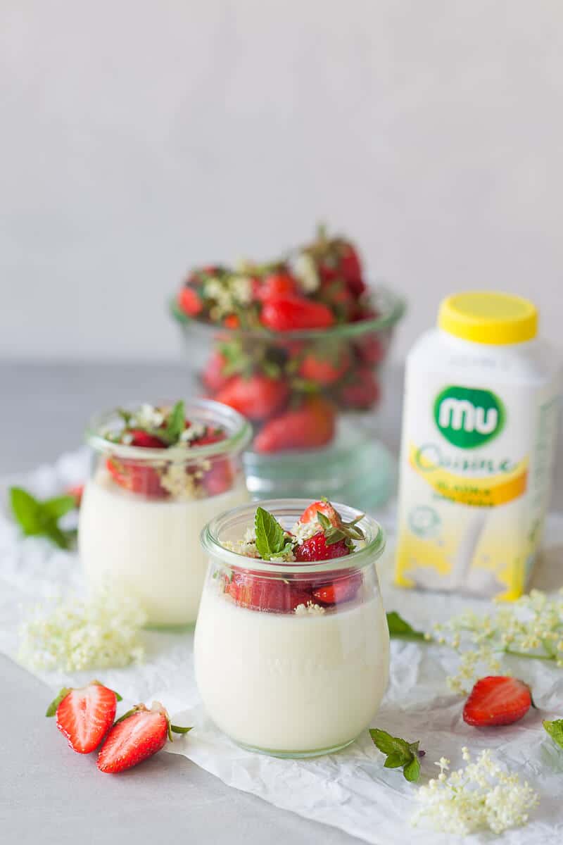 This Elderflower Panna Cotta topped with macerated Strawberries is an easy and quick dessert for your Sunday Lunch! | Vibrant Plate