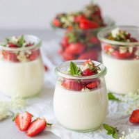 This Elderflower Panna Cotta topped with macerated Strawberries is an easy and quick dessert for your Sunday Lunch! | Vibrant Plate