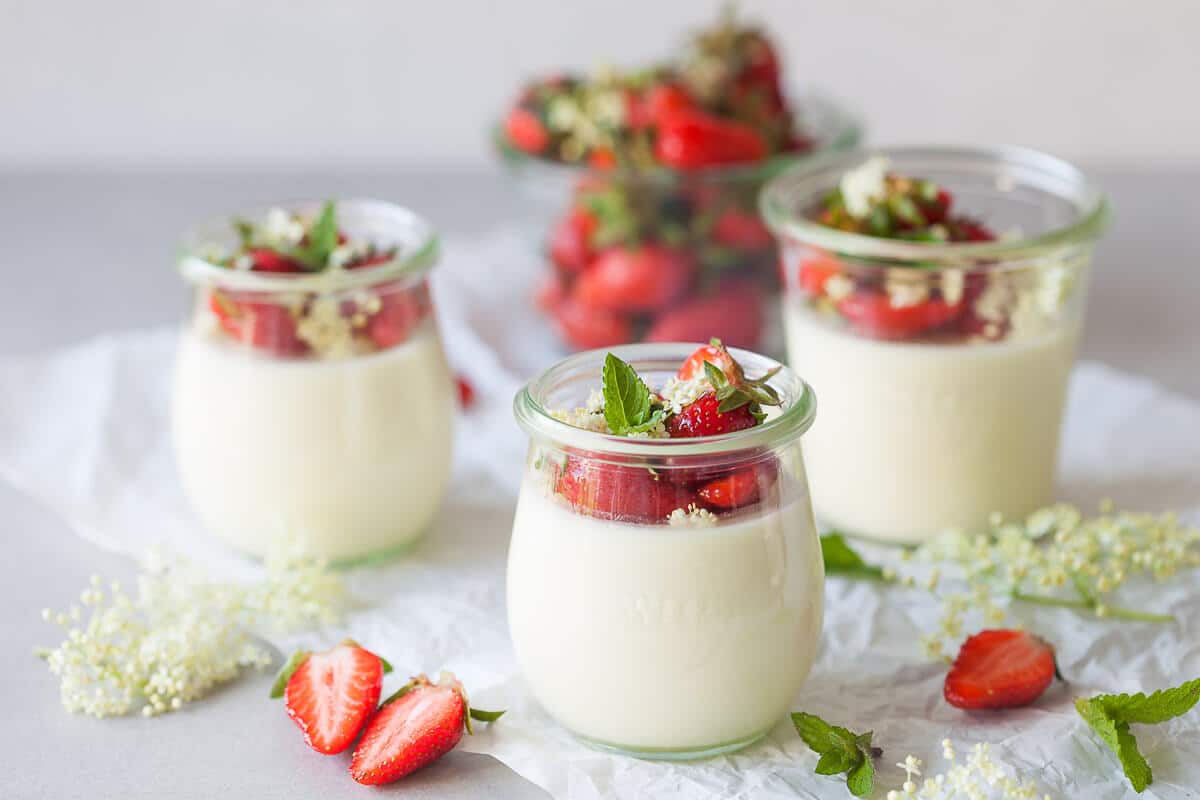 This Elderflower Panna Cotta topped with macerated Strawberries is an easy and quick dessert for your Sunday Lunch! | Vibrant Plate