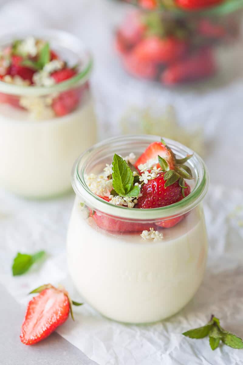This Elderflower Panna Cotta topped with macerated Strawberries is an easy and quick dessert for your Sunday Lunch! | Vibrant Plate