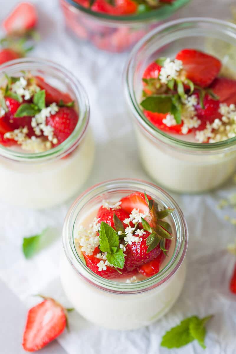 This Elderflower Panna Cotta topped with macerated Strawberries is an easy and quick dessert for your Sunday Lunch! | Vibrant Plate